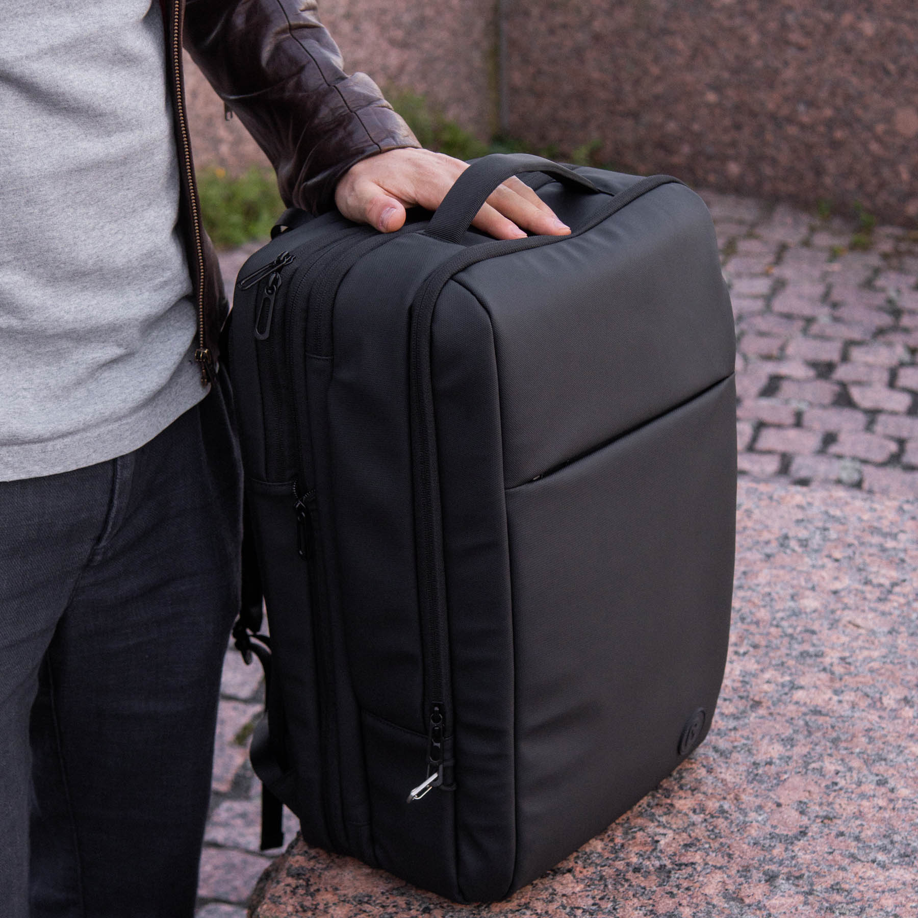 Zaino da viaggio con apertura a clamshell e scomparto per laptop