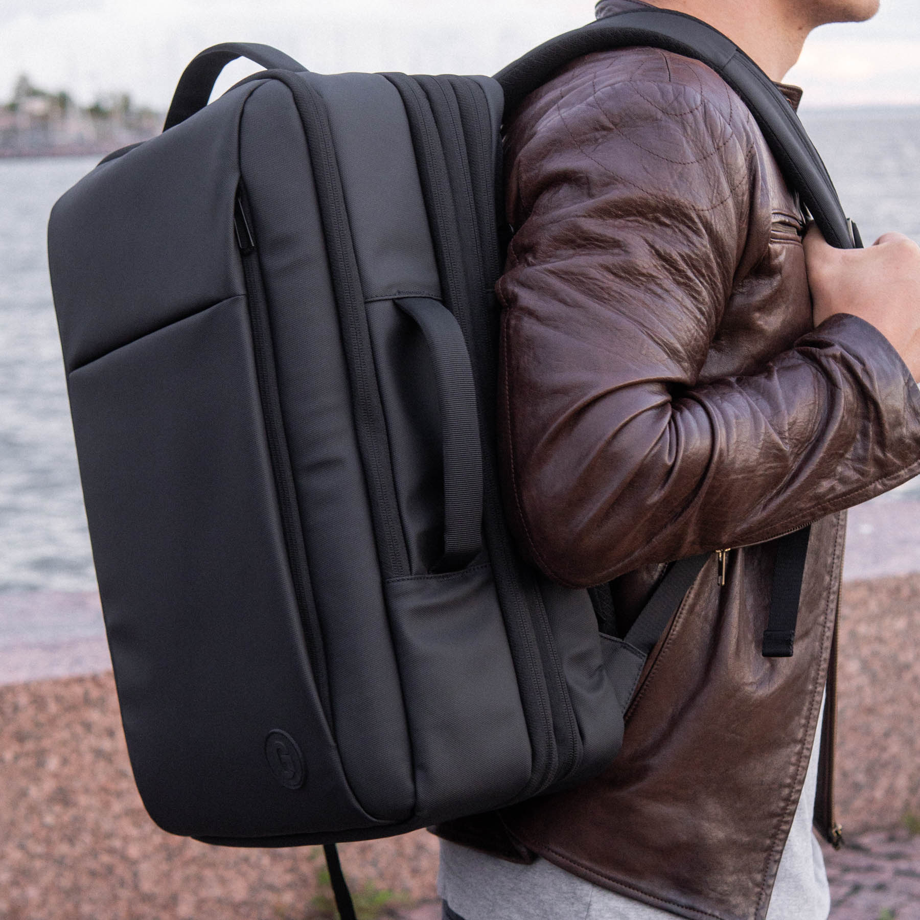 Zaino da viaggio con apertura a clamshell e scomparto per laptop