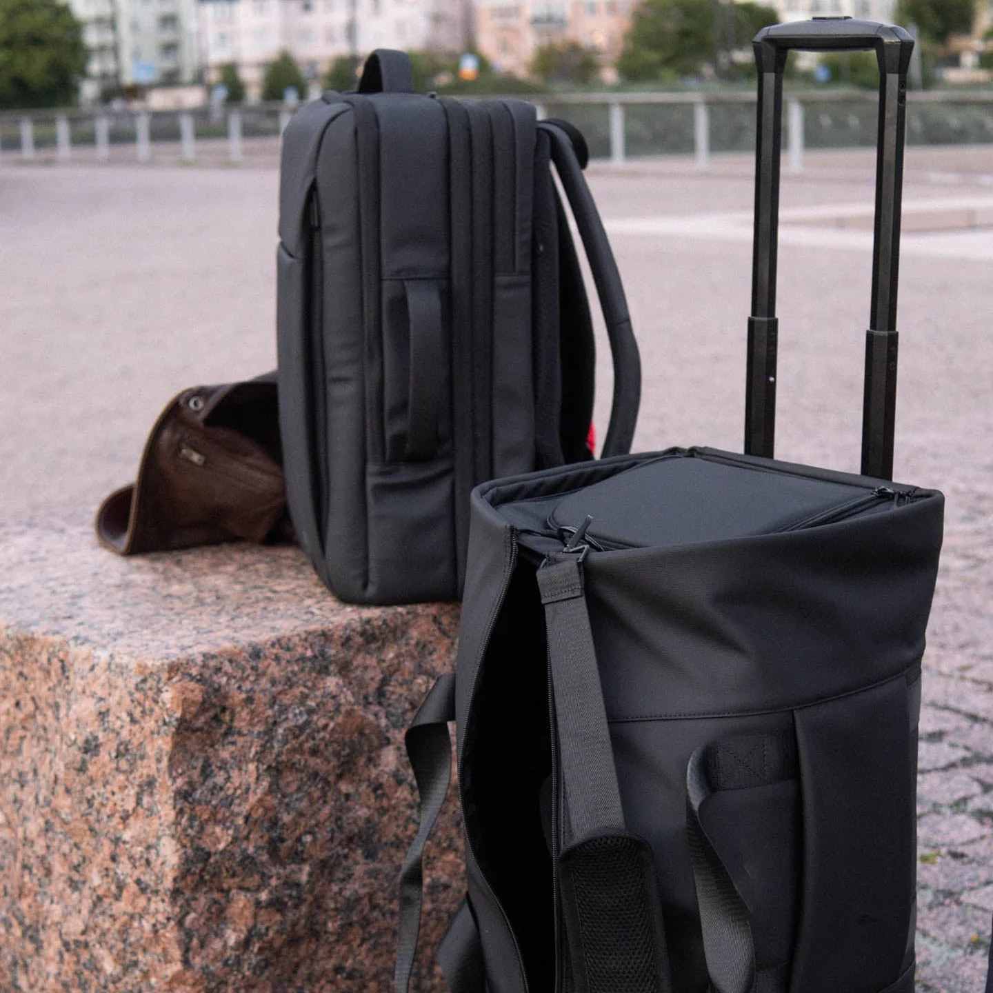 Zaino da viaggio con apertura a clamshell e scomparto per laptop