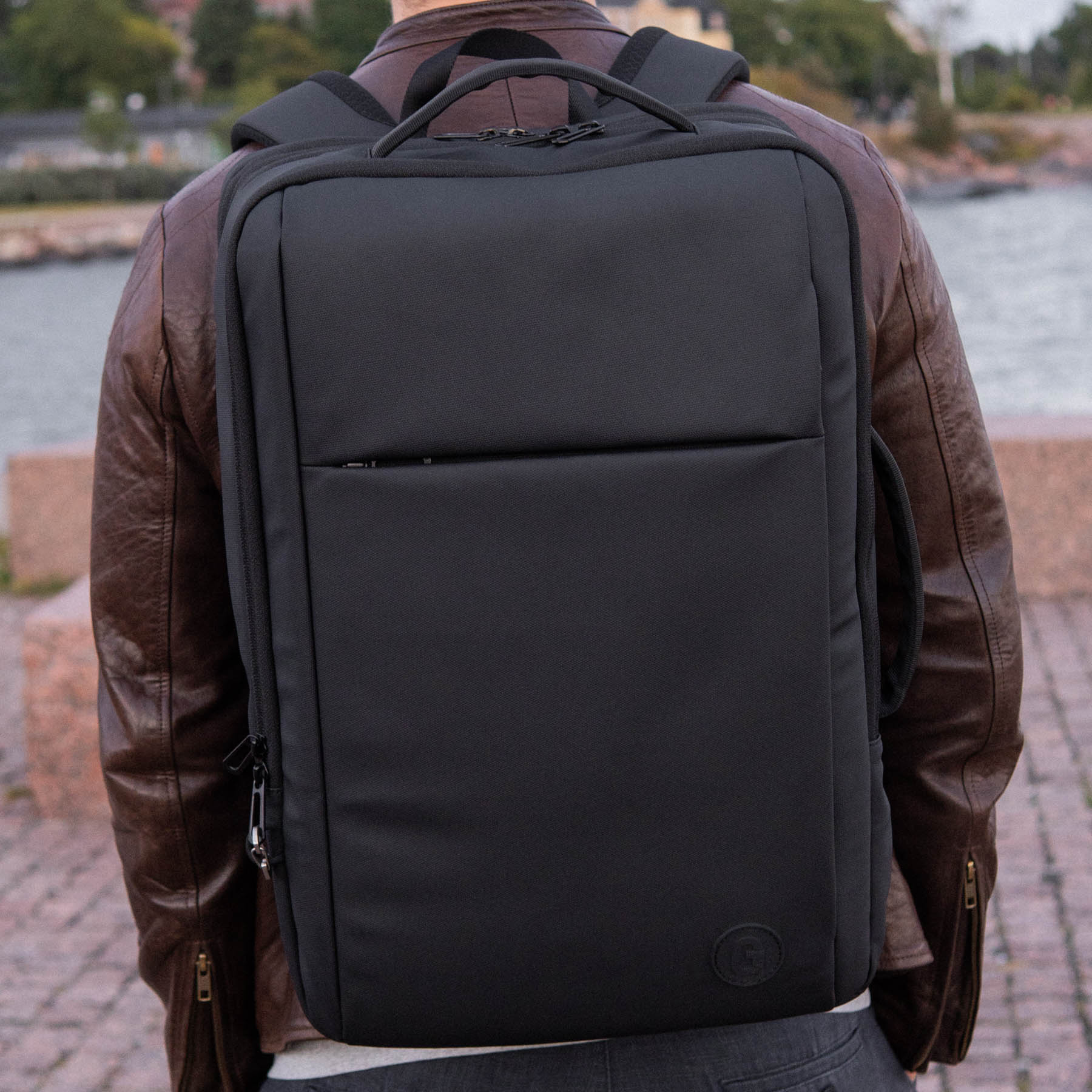 Zaino da viaggio con apertura a clamshell e scomparto per laptop