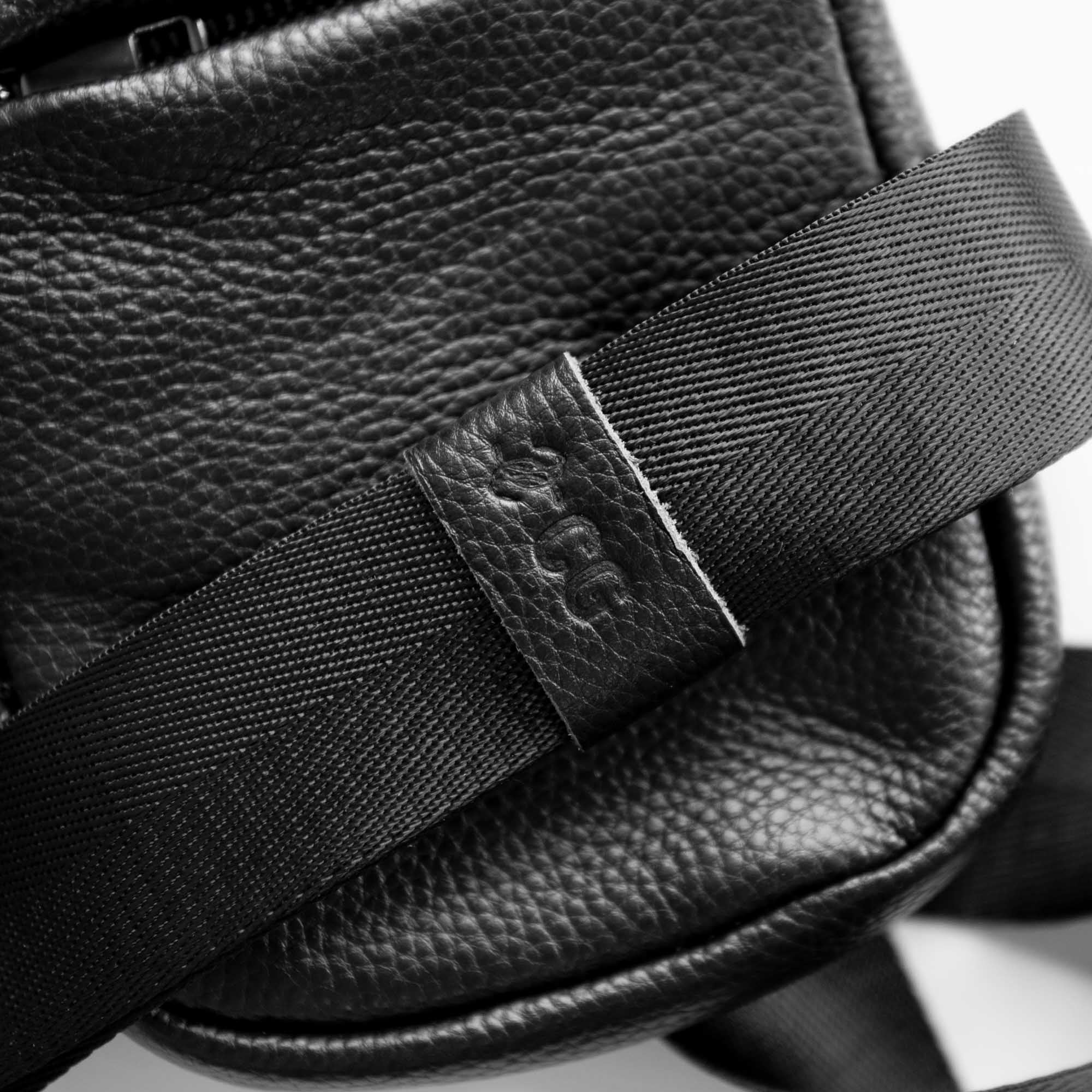 Sling Bag de Viaje en Piel Genuina con Protección RFID